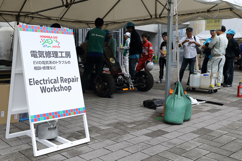 EV（電気自動車）の電気系修理は別のブースで行なわれていた