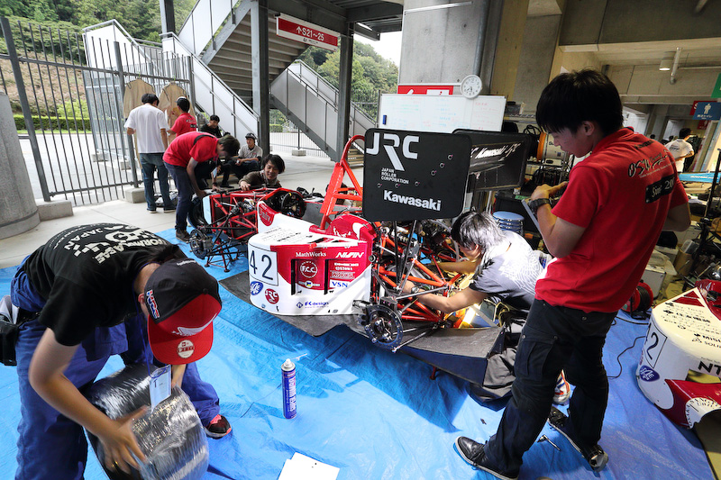 EV（電気自動車）の電気系修理は別のブースで行なわれていた