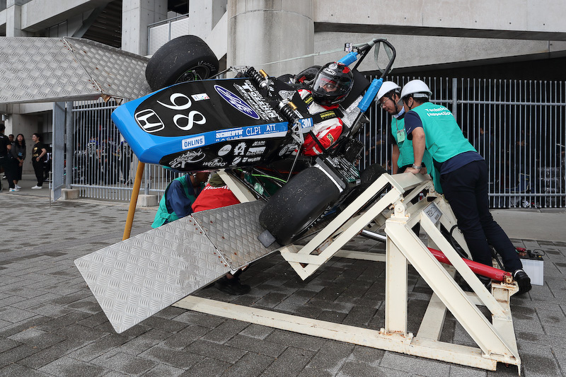 ガソリン、オイルなどの漏れがないかをチェックするチルト検査