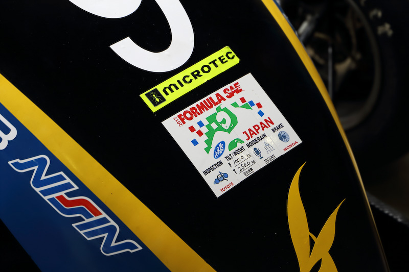 INSPECTION、TILT/WEIGHT、NOISE/RAIN、BRAKE、縦長の4種の検査合格のステッカーが揃えば1枚のイラストが完成し、この先の出場資格が得られる