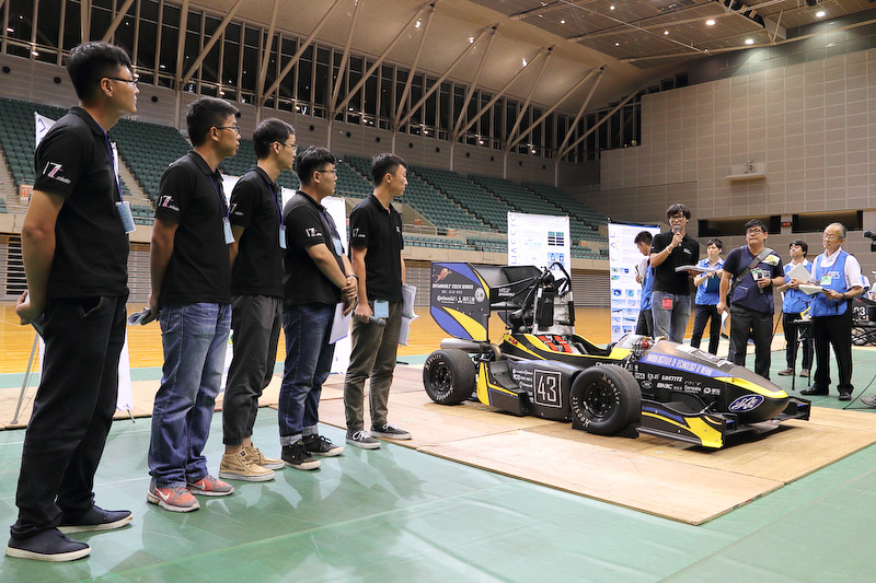 デザイン ファイナル イベントでプレゼンテーションを行なう3チーム。写真左から京都大学、名古屋大学EV、Harbin Institute of Technology at Weihei EV（中国）
