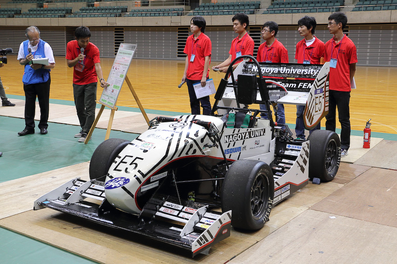 デザイン ファイナル イベントでプレゼンテーションを行なう3チーム。写真左から京都大学、名古屋大学EV、Harbin Institute of Technology at Weihei EV（中国）