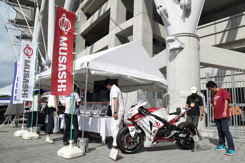 スポンサー企業のPRコーナーにも数多くの企業が軒を並べた。自動車以外の分野で一般認知されている企業もあり、逆に自動車関連の会社だと思っていたら、ほかの分野でも活躍しているなんて場合も。自動車産業の裾野の広さを感じると同時に、未来の技術者にその内容を正しく認知してもらうことの大切さも感じるエリアだった。なかには学生にもっともっといいクルマを作っていくためのノウハウを伝授したくてたまらない担当者もいたり、そのために参加者のための技術講習会を開いている会社があったりと、学生達への熱い思いも感じられた