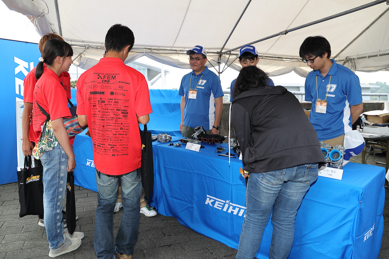 スポンサー企業のPRコーナーにも数多くの企業が軒を並べた。自動車以外の分野で一般認知されている企業もあり、逆に自動車関連の会社だと思っていたら、ほかの分野でも活躍しているなんて場合も。自動車産業の裾野の広さを感じると同時に、未来の技術者にその内容を正しく認知してもらうことの大切さも感じるエリアだった。なかには学生にもっともっといいクルマを作っていくためのノウハウを伝授したくてたまらない担当者もいたり、そのために参加者のための技術講習会を開いている会社があったりと、学生達への熱い思いも感じられた