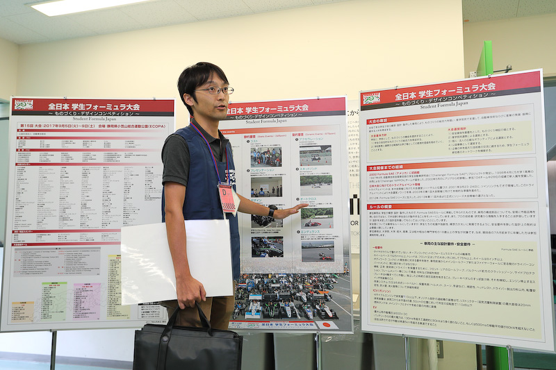 会期中は大会のガイドツアーを常時受け付けていた。大会の概要から一般観戦者が立ち入ることできないプレゼンテーション風景のビデオが見られたり、ピットやコースサイドで説明してくれたりと、内容盛りだくさん。この大会の経験者で、現在自動車メーカーに勤務しているガイドも多い。この大会を知るうえでおすすめのプログラムだ