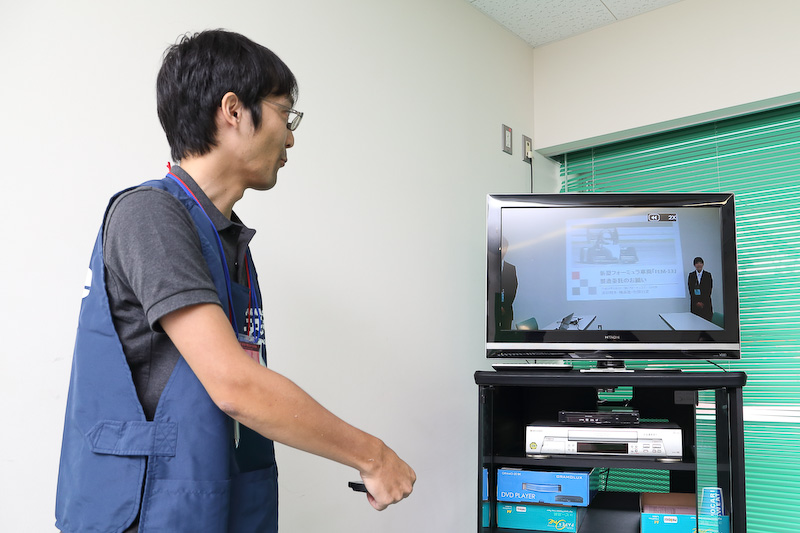 会期中は大会のガイドツアーを常時受け付けていた。大会の概要から一般観戦者が立ち入ることできないプレゼンテーション風景のビデオが見られたり、ピットやコースサイドで説明してくれたりと、内容盛りだくさん。この大会の経験者で、現在自動車メーカーに勤務しているガイドも多い。この大会を知るうえでおすすめのプログラムだ