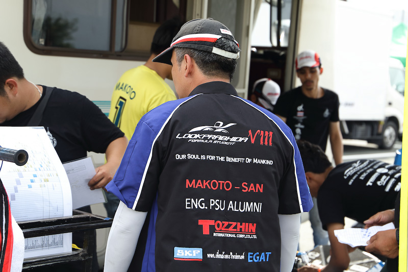 チームウエアに描かれた「MAKOTO-SAN」はチーム員からの信頼の証だが、当の本人は少々恥ずかしそうだ