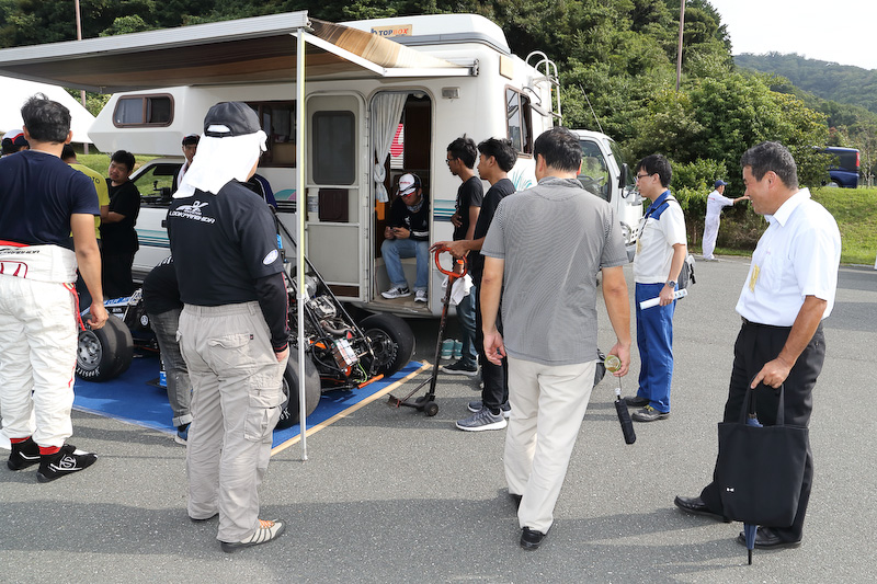 ホンダ以外のメーカーの人も続々やってくる（写真はスズキの方々）。メーカーの垣根を越えて応援し、そして楽しむ関係者の多さにこの大会の在り方が反映されているようだ