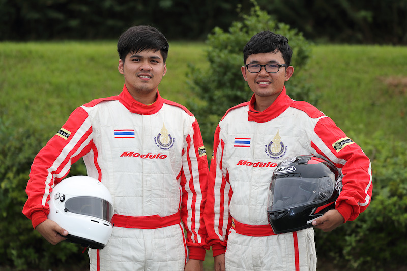玉村氏が応援するのならばと、タイのホンダアクセスもModuloのロゴが描かれたレーシングスーツを贈った