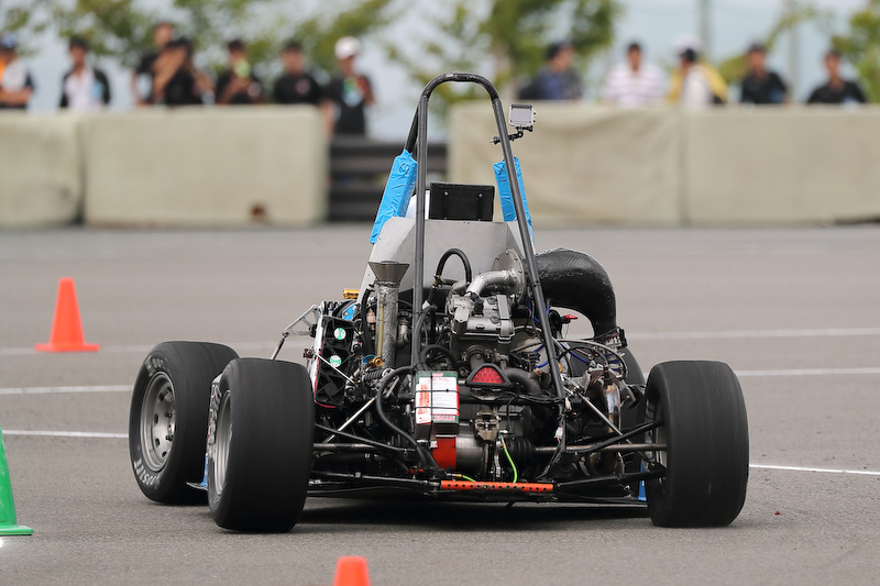 重量増となる空力パーツを避け、しなやかに躾けられたサスペンションで旋回性能を確保する玉村氏のセッティングの方向性は、かつてホンダで開発していた時と同じだという。学生の多くがクルマを持てないタイの状況はこの学校も例外ではないが、特殊な技術がなくてもきちんと曲がり、修正舵をあてなくても姿勢が崩れない素直なハンドリングは、運転を練習する機会の少ないタイの学生にとっては大きなメリットだ