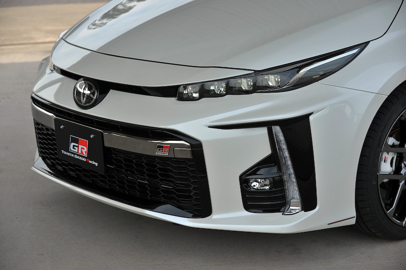 プリウス PHV GR SPORTは、エクステリアでは水平/垂直の｢Functional MATRIX｣グリルや専用バッヂなどを装着するほか、ホワイト塗装＋GRロゴ入りのブレーキキャリパー、専用チューニングサスペンションの装着、ブレースの追加が行なわれている