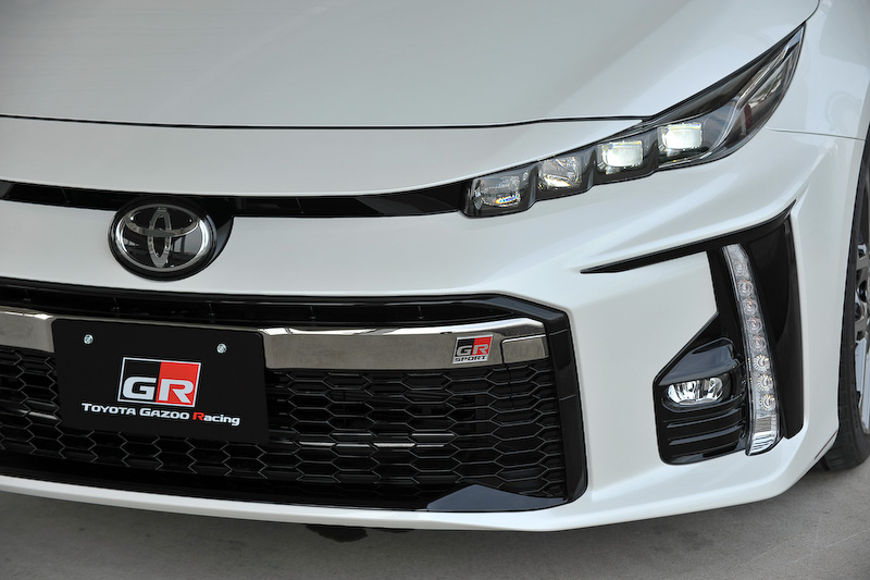 プリウス PHV GR SPORTは、エクステリアでは水平/垂直の｢Functional MATRIX｣グリルや専用バッヂなどを装着するほか、ホワイト塗装＋GRロゴ入りのブレーキキャリパー、専用チューニングサスペンションの装着、ブレースの追加が行なわれている