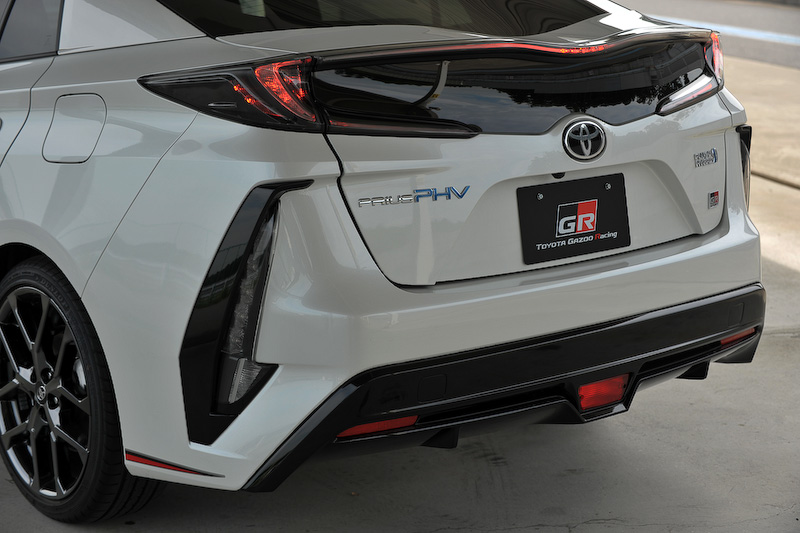 プリウス PHV GR SPORTは、エクステリアでは水平/垂直の｢Functional MATRIX｣グリルや専用バッヂなどを装着するほか、ホワイト塗装＋GRロゴ入りのブレーキキャリパー、専用チューニングサスペンションの装着、ブレースの追加が行なわれている