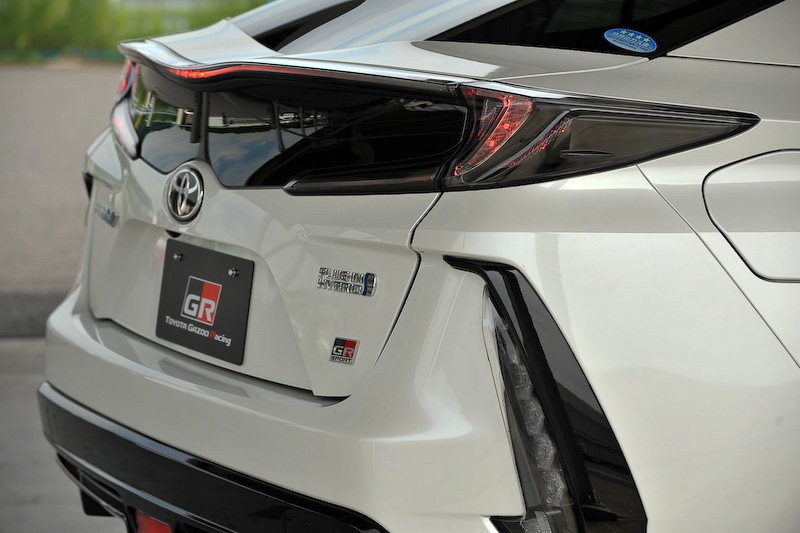 プリウス PHV GR SPORTは、エクステリアでは水平/垂直の｢Functional MATRIX｣グリルや専用バッヂなどを装着するほか、ホワイト塗装＋GRロゴ入りのブレーキキャリパー、専用チューニングサスペンションの装着、ブレースの追加が行なわれている