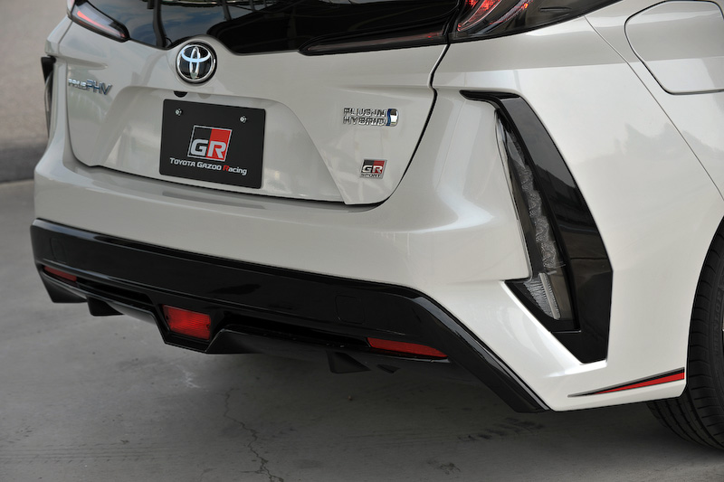 プリウス PHV GR SPORTは、エクステリアでは水平/垂直の｢Functional MATRIX｣グリルや専用バッヂなどを装着するほか、ホワイト塗装＋GRロゴ入りのブレーキキャリパー、専用チューニングサスペンションの装着、ブレースの追加が行なわれている