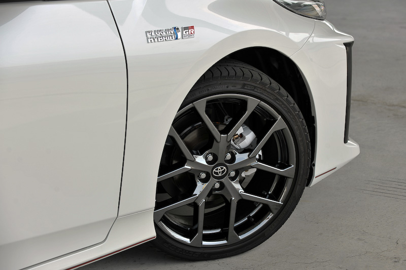 プリウス PHV GR SPORTは、エクステリアでは水平/垂直の｢Functional MATRIX｣グリルや専用バッヂなどを装着するほか、ホワイト塗装＋GRロゴ入りのブレーキキャリパー、専用チューニングサスペンションの装着、ブレースの追加が行なわれている