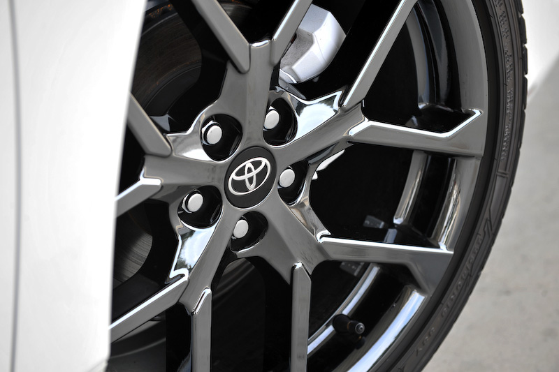 プリウス PHV GR SPORTは、エクステリアでは水平/垂直の｢Functional MATRIX｣グリルや専用バッヂなどを装着するほか、ホワイト塗装＋GRロゴ入りのブレーキキャリパー、専用チューニングサスペンションの装着、ブレースの追加が行なわれている