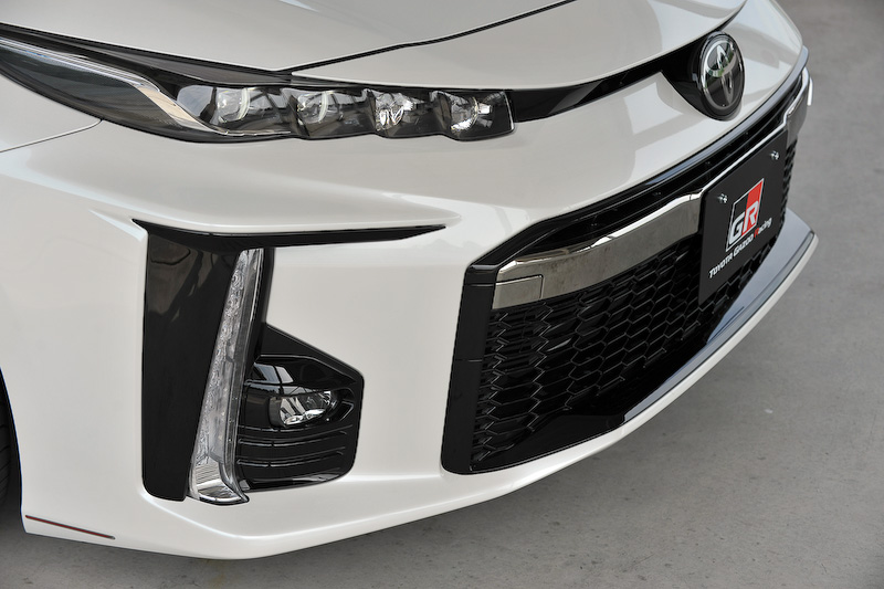 プリウス PHV GR SPORTは、エクステリアでは水平/垂直の｢Functional MATRIX｣グリルや専用バッヂなどを装着するほか、ホワイト塗装＋GRロゴ入りのブレーキキャリパー、専用チューニングサスペンションの装着、ブレースの追加が行なわれている