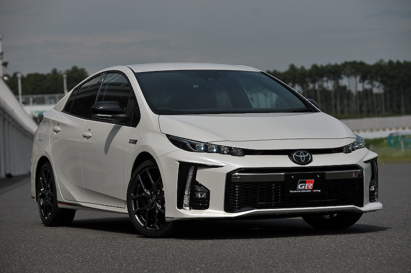 プリウス PHV GR SPORT（持ち込み登録）は「S“GR SPORT”」「S“ナビパッケージ・GR SPORT”」の2グレードが用意され、価格は前者が371万1960円、後者が411万6960円