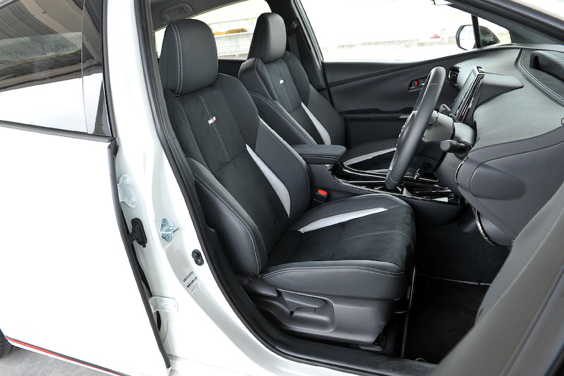 プリウス PHV GR SPORTのインテリア。インテリアではGRシリーズ各モデル共通で専用のスポーティシート(GRロゴ入り)、スタートスイッチ（ハイブリッド車はパワースイッチ）を標準装備。それに加え、専用タコメーター（GRロゴ付）、スモークブラック加飾が与えられるシフトノブ、アルミペダル、小径ステアリングホイールを装備