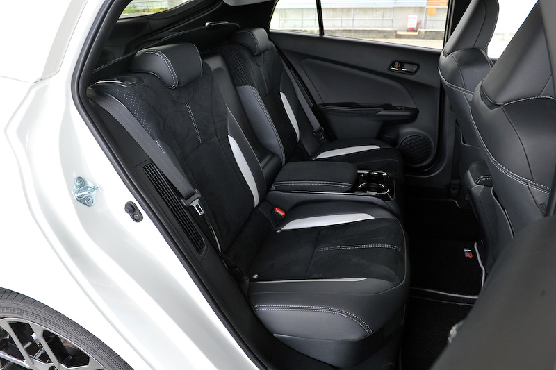 プリウス PHV GR SPORTのインテリア。インテリアではGRシリーズ各モデル共通で専用のスポーティシート(GRロゴ入り)、スタートスイッチ（ハイブリッド車はパワースイッチ）を標準装備。それに加え、専用タコメーター（GRロゴ付）、スモークブラック加飾が与えられるシフトノブ、アルミペダル、小径ステアリングホイールを装備