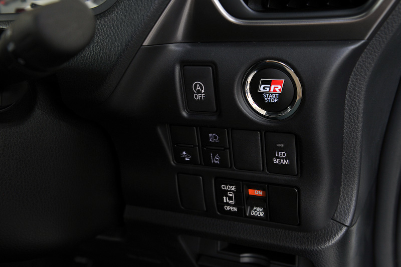 ヴォクシー GR SPORTのインテリア。メーター（GRロゴ付）、アルミペダル、小径ステアリングホイール、本革巻きシフトノブ（ディンプル＋シルバーステッチ）などを専用装備する