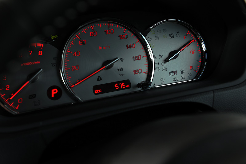 ヴォクシー GR SPORTのインテリア。メーター（GRロゴ付）、アルミペダル、小径ステアリングホイール、本革巻きシフトノブ（ディンプル＋シルバーステッチ）などを専用装備する