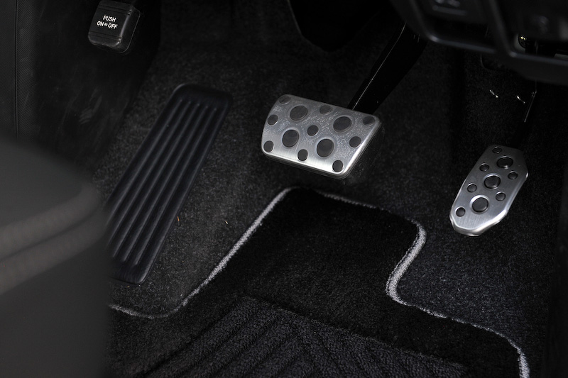 ヴォクシー GR SPORTのインテリア。メーター（GRロゴ付）、アルミペダル、小径ステアリングホイール、本革巻きシフトノブ（ディンプル＋シルバーステッチ）などを専用装備する