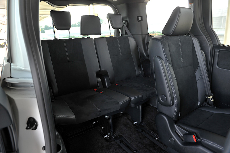 ヴォクシー GR SPORTのインテリア。メーター（GRロゴ付）、アルミペダル、小径ステアリングホイール、本革巻きシフトノブ（ディンプル＋シルバーステッチ）などを専用装備する