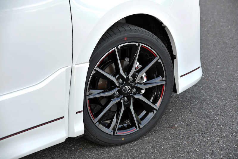 ホワイト塗装＋GRロゴ入りのブレーキキャリパー、専用チューニングサスペンションの装着とともにブレースの追加などが行なわれる