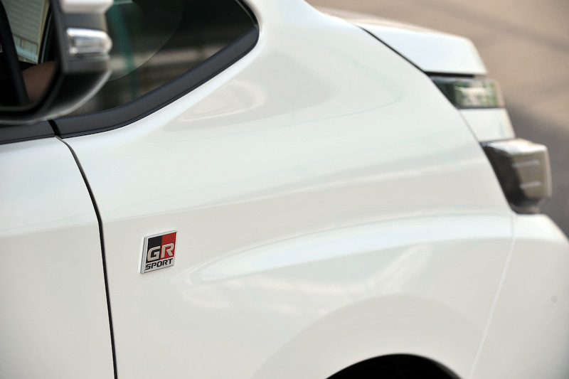 ホワイト塗装＋GRロゴ入りのブレーキキャリパー、専用チューニングサスペンションの装着とともにブレースの追加などが行なわれる