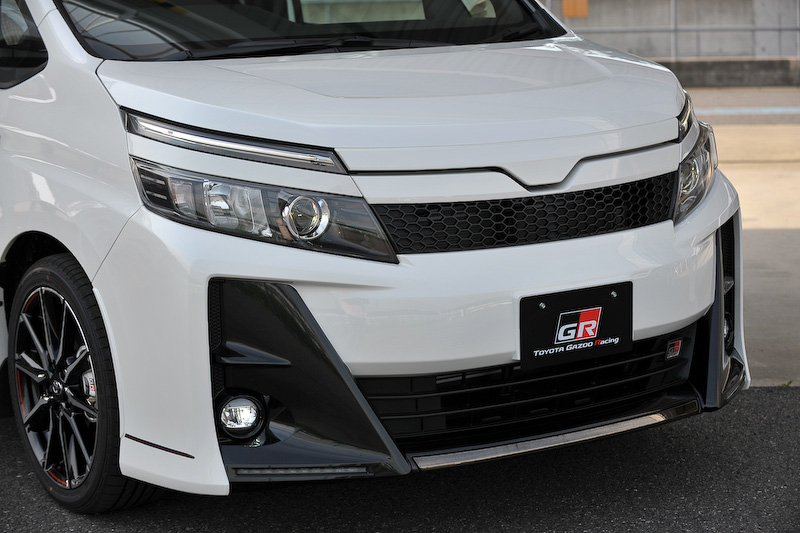 ホワイト塗装＋GRロゴ入りのブレーキキャリパー、専用チューニングサスペンションの装着とともにブレースの追加などが行なわれる