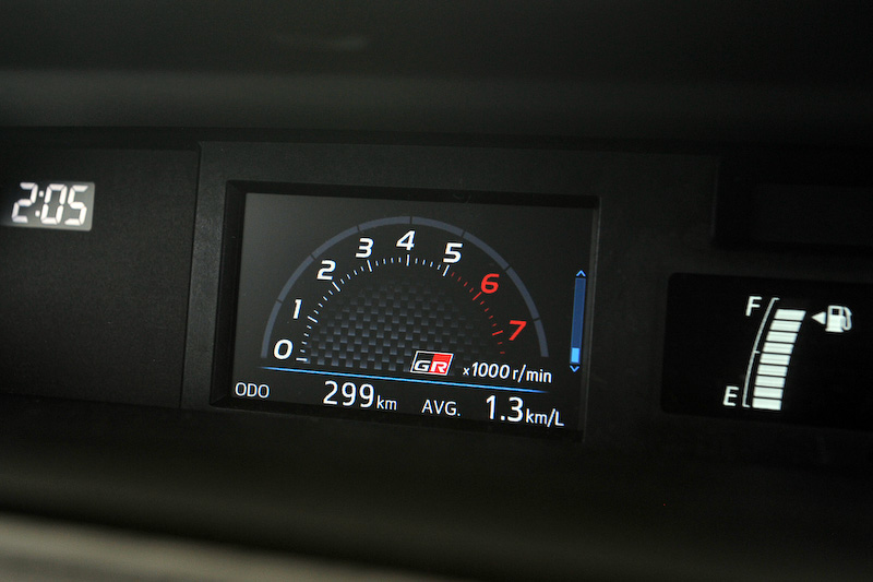 インテリアでは専用のスポーティシート（GRロゴ入り）に加え、専用タコメーター（GRロゴ付）、アルミペダル、小径ステアリングホイールなどを標準装備