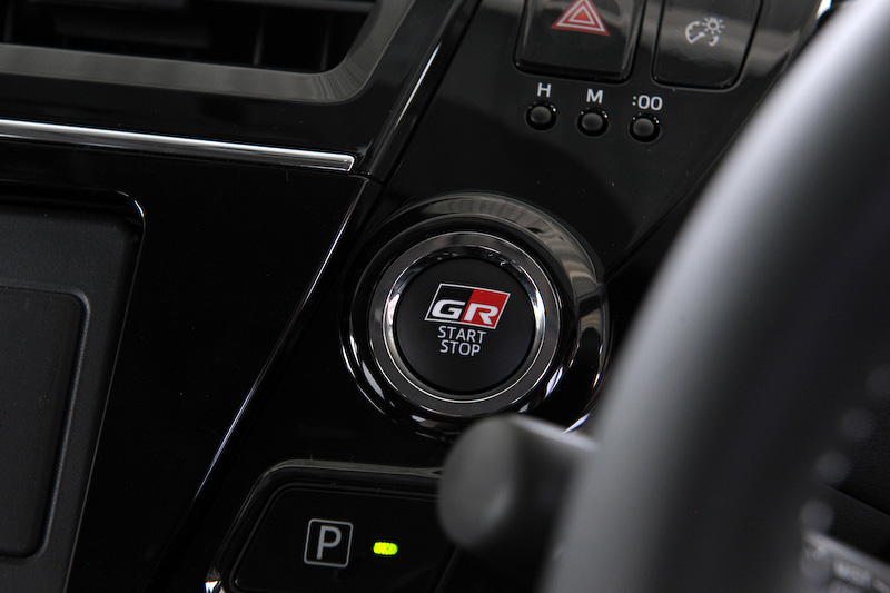 インテリアでは専用のスポーティシート（GRロゴ入り）に加え、専用タコメーター（GRロゴ付）、アルミペダル、小径ステアリングホイールなどを標準装備