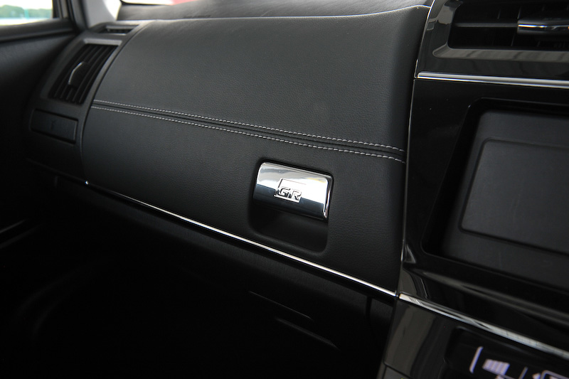 インテリアでは専用のスポーティシート（GRロゴ入り）に加え、専用タコメーター（GRロゴ付）、アルミペダル、小径ステアリングホイールなどを標準装備