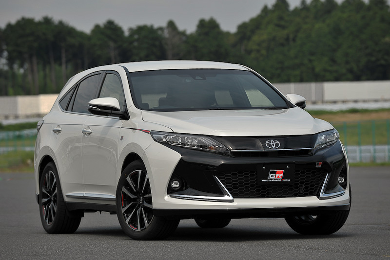 ハリアー GR SPORT（持ち込み登録）は「ELEGANCE“GR SPORT”」の1グレード展開だが、自然吸気の2.0リッターエンジン搭載モデルに2WD（339万8760円）と4WD（359万3160円）を設定するとともに、4WDの2.0リッター直噴ターボエンジン搭載モデル（399万6000円）の計3モデルをラインアップ