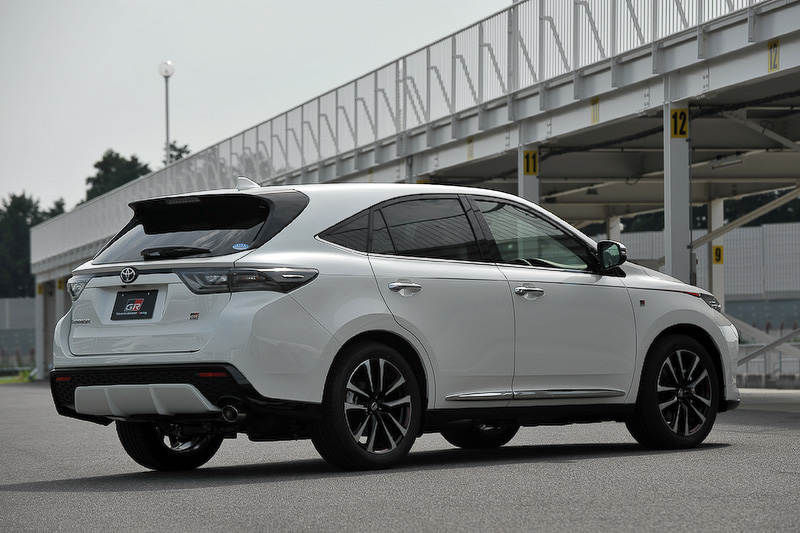 ハリアー GR SPORT（持ち込み登録）は「ELEGANCE“GR SPORT”」の1グレード展開だが、自然吸気の2.0リッターエンジン搭載モデルに2WD（339万8760円）と4WD（359万3160円）を設定するとともに、4WDの2.0リッター直噴ターボエンジン搭載モデル（399万6000円）の計3モデルをラインアップ