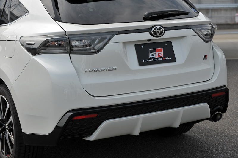 ハリアー GR SPORTでは専用チューニングサスペンション、専用マフラーを装備するとともに、スポット打点追加、ブレース追加といった補強が行なわれる