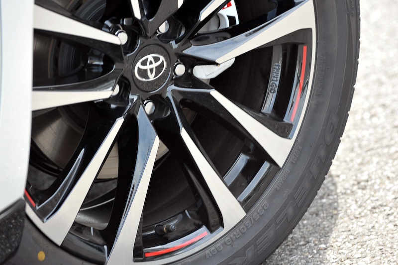 ハリアー GR SPORTでは専用チューニングサスペンション、専用マフラーを装備するとともに、スポット打点追加、ブレース追加といった補強が行なわれる