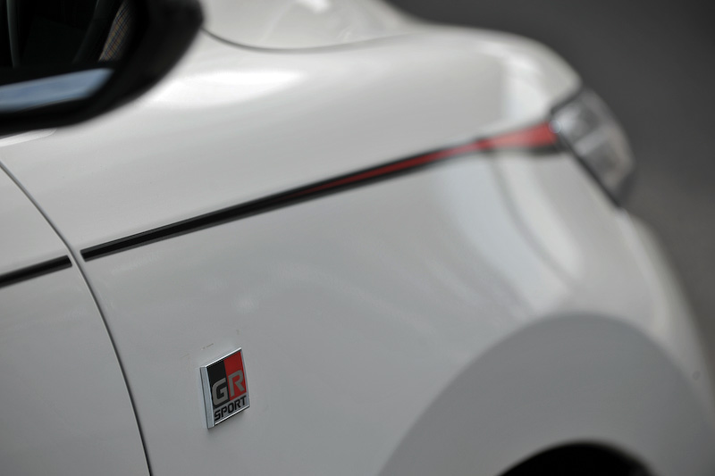 ハリアー GR SPORTでは専用チューニングサスペンション、専用マフラーを装備するとともに、スポット打点追加、ブレース追加といった補強が行なわれる