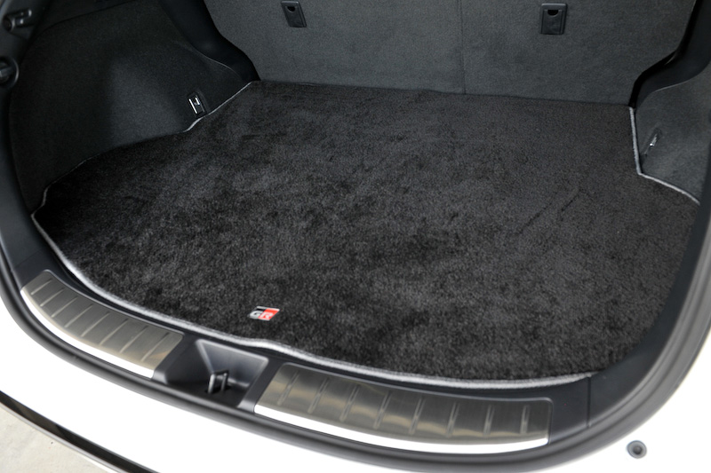 インテリアではGRシリーズ各モデル共通で専用のスポーティシート(GRロゴ入り)、スタートスイッチ（ハイブリッド車はパワースイッチ）を標準装備。さらにGRロゴ付きの専用メーター、小径ステアリングホイールなどを採用し、ドアスイッチベースなどにはカーボン調加飾が与えられる