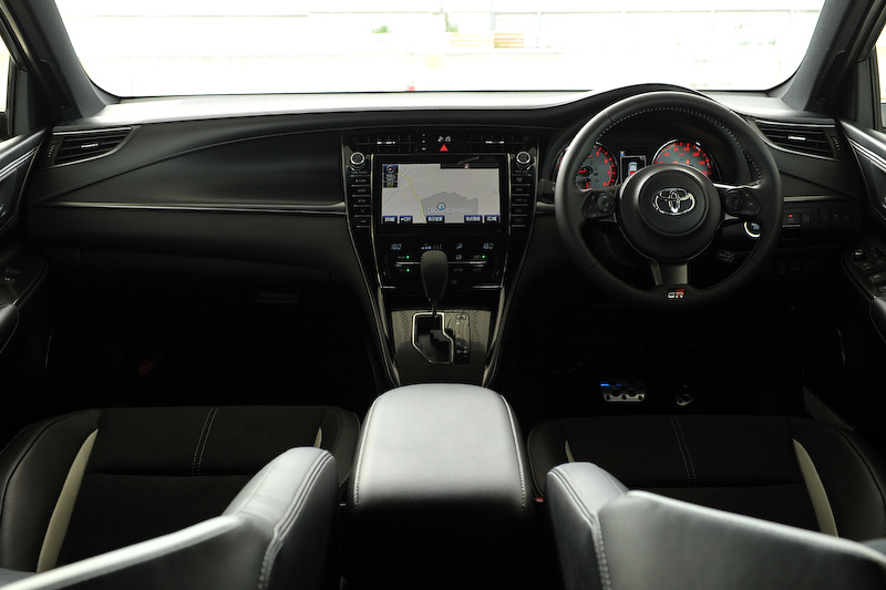 インテリアではGRシリーズ各モデル共通で専用のスポーティシート(GRロゴ入り)、スタートスイッチ（ハイブリッド車はパワースイッチ）を標準装備。さらにGRロゴ付きの専用メーター、小径ステアリングホイールなどを採用し、ドアスイッチベースなどにはカーボン調加飾が与えられる