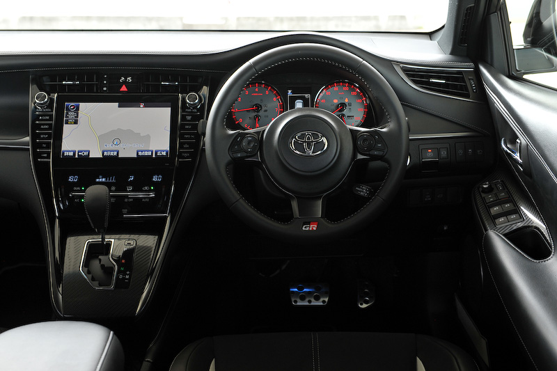 インテリアではGRシリーズ各モデル共通で専用のスポーティシート(GRロゴ入り)、スタートスイッチ（ハイブリッド車はパワースイッチ）を標準装備。さらにGRロゴ付きの専用メーター、小径ステアリングホイールなどを採用し、ドアスイッチベースなどにはカーボン調加飾が与えられる