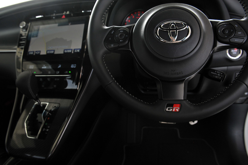 インテリアではGRシリーズ各モデル共通で専用のスポーティシート(GRロゴ入り)、スタートスイッチ（ハイブリッド車はパワースイッチ）を標準装備。さらにGRロゴ付きの専用メーター、小径ステアリングホイールなどを採用し、ドアスイッチベースなどにはカーボン調加飾が与えられる