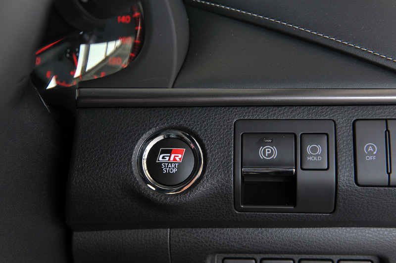 インテリアではGRシリーズ各モデル共通で専用のスポーティシート(GRロゴ入り)、スタートスイッチ（ハイブリッド車はパワースイッチ）を標準装備。さらにGRロゴ付きの専用メーター、小径ステアリングホイールなどを採用し、ドアスイッチベースなどにはカーボン調加飾が与えられる