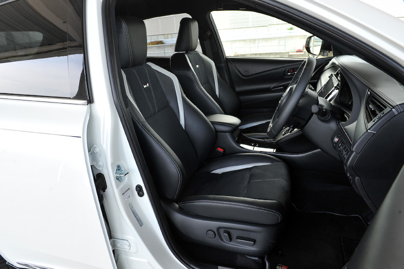 インテリアではGRシリーズ各モデル共通で専用のスポーティシート(GRロゴ入り)、スタートスイッチ（ハイブリッド車はパワースイッチ）を標準装備。さらにGRロゴ付きの専用メーター、小径ステアリングホイールなどを採用し、ドアスイッチベースなどにはカーボン調加飾が与えられる