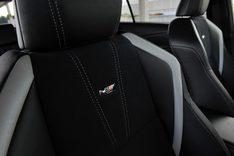 インテリアではGRシリーズ各モデル共通で専用のスポーティシート(GRロゴ入り)、スタートスイッチ（ハイブリッド車はパワースイッチ）を標準装備。さらにGRロゴ付きの専用メーター、小径ステアリングホイールなどを採用し、ドアスイッチベースなどにはカーボン調加飾が与えられる