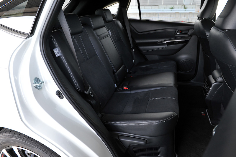 インテリアではGRシリーズ各モデル共通で専用のスポーティシート(GRロゴ入り)、スタートスイッチ（ハイブリッド車はパワースイッチ）を標準装備。さらにGRロゴ付きの専用メーター、小径ステアリングホイールなどを採用し、ドアスイッチベースなどにはカーボン調加飾が与えられる