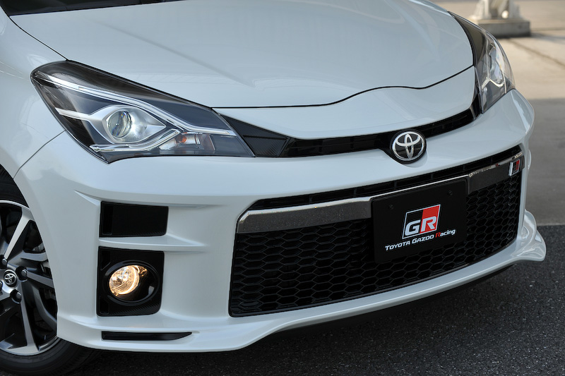 ヴィッツ GR SPORT（型式指定）は、ガソリン仕様の5速MT車/CVT車（ともに208万7640円）、ハイブリッド仕様（232万9560円）をラインアップ。専用チューニングサスペンションの装着に加え、スポット打点追加も行なわれる