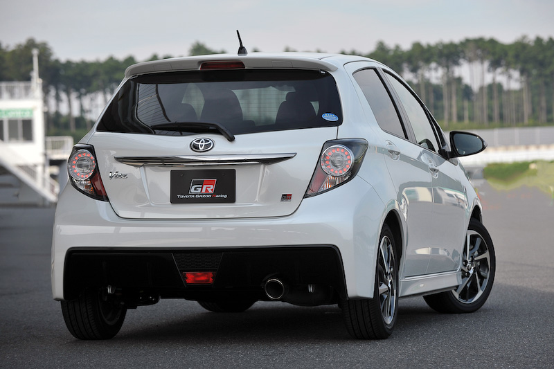 ヴィッツ GR SPORT（型式指定）は、ガソリン仕様の5速MT車/CVT車（ともに208万7640円）、ハイブリッド仕様（232万9560円）をラインアップ。専用チューニングサスペンションの装着に加え、スポット打点追加も行なわれる